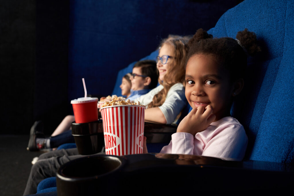 crianças assistindo filem live action